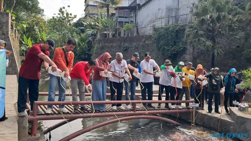 DLH Tingkatkan Kualitas Air di Boyolali dengan Sebar Ekoenzim di Sungai